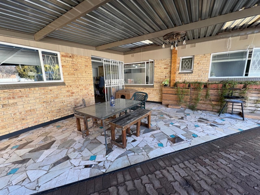 To Let 5 Bedroom Property for Rent in Merriespruit Free State